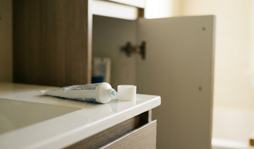 Por que é tão difícil fechar a tampa da pasta de dente? (A ciência dos hábitos e a vida a dois)